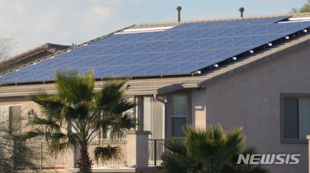 [서울=뉴시스] 미국 애리조나 마리코파 주택에 설치된 한화큐셀 태양광 모듈. (사진=회사 제공)
