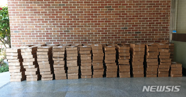 [부산=뉴시스] 부산 해운대구 양운고등학교는 신종 코로나바이러스 감염증(코로나19) 확산 여파로 개학이 연기됨에 따라 등교하지 못하는 신입생 250명에게 택배로 교과서를 배부했다고 6일 밝혔다. (사진=양운고 제공). 2020.03.06.photo@newsis.com