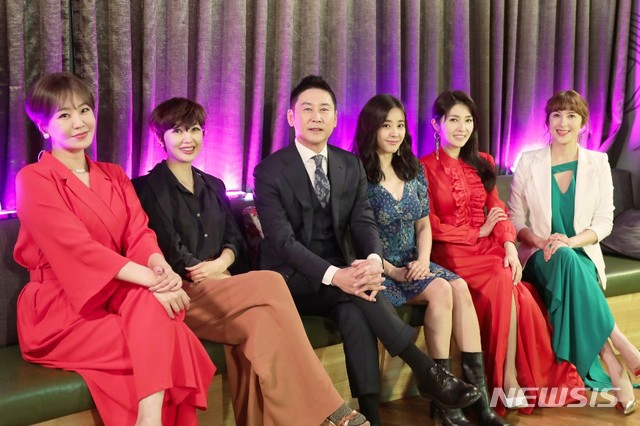 [서울=뉴시스] MBN 예능 프로그램 '우리 다시 사랑할 수 있을까2'에 출연한 MBN '당신이 바로 보이스퀸' 우승자 정수연(왼쪽부터), 탤런트 유혜정, , MC 신동엽, 탤런트 박은혜, 아나운서 출신 방송인 김경란, 미스코리아 출신 방송인 이지안 (사진=MBN 제공) 2020.03.06. photo@newsis.com 