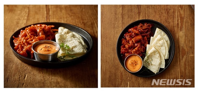 [서울=뉴시스] CU가 개발 출시한 간편 안주 닭발과 곱창