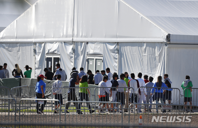 [홈스테드(플로리다주)= AP/뉴시스] 도널드 트럼프 미국 대통령 당선인 측이 '출생 시민권'을 폐지하기 위해 비자 발급 요건 강화 등을 검토하고 있다는 보도가 나왔다. 사진은 2020년 2월 플로리다주 홈스테드에 있는 불법 이민 어린이 수용소에서 아이들이 텐트 안에 들어가기 위해 줄지어 대기하고 있는 모습. 2020.10.23.