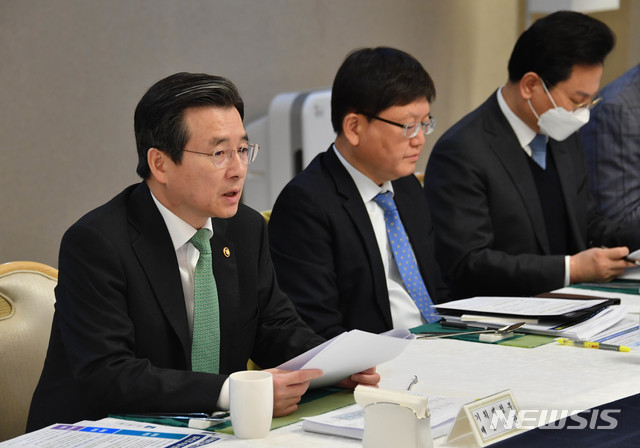 [서울=뉴시스] 조수정 기자 = 김용범(왼쪽) 기획재정부 차관이 6일 서울 세종로 정부서울청사에서 열린 ‘제3차 혁신성장 전략점검회의 및 정책점검회의’를 주재, 모두발언을 하고 있다. (사진=기획재정부 제공) 2020.03.06. photo@newsis.com