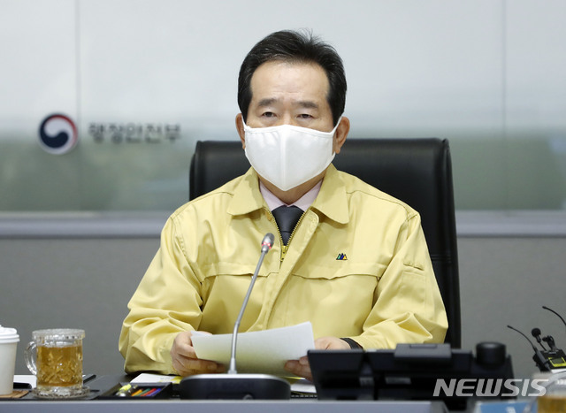 [서울=뉴시스] 최동준 기자 = 정세균 국무총리가 6일 서울 세종로 정부서울청사에서 열린 신종 코로나바이러스 감염증(코로나19) 대응 중앙대책본부 회의에서 '일본 정부의 입국 제한에 유감'을 표명하고 있다. 2020.03.06.&nbsp; photocdj@newsis.com