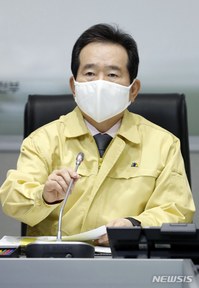 [서울=뉴시스] 최동준 기자 = 정세균 국무총리가 6일 서울 세종로 정부서울청사에서 열린 신종 코로나바이러스 감염증(코로나19) 대응 중앙대책본부 회의에서 '일본 정부의 입국 제한에 유감'을 표명하고 있다. 2020.03.06.&nbsp; photocdj@newsis.com