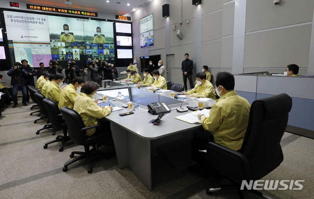 [서울=뉴시스] 최동준 기자 = 정세균 국무총리가 6일 서울 세종로 정부서울청사에서 열린 신종 코로나바이러스 감염증(코로나19) 대응 중앙대책본부 회의에서 발언하고 있다. 2020.03.06. photocdj@newsis.com