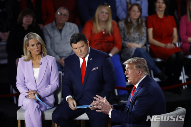 [스크랜턴=AP/뉴시스]도널드 트럼프(오른쪽) 미국 대통령이 5일(현지시간) 미 펜실베이니아주 스크랜턴의 스크랜턴 문화센터에서 열린 폭스뉴스 주최 타운홀 행사에 참석해 발언하고 있다. 트럼프 대통령은 이날 재선에 성공할 경우 북한과의 관계에 대해 어떤 구상을 하고 있느냐는 방청객의 질문에 "김정은 북한 국무위원장과 매우 관계가 좋다"라며 "내 덕분에 북한과 전쟁이 일어나지 않았다"라고 말했다. 그는 특히 "북한에 어떠한 것도 내준 것이 없다"면서 대북 성과 부진론에 대해 적극적으로 반박했다. 2020.03.06.