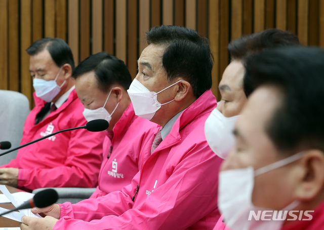 [서울=뉴시스] 고승민 기자 = 심재철 미래통합당 원내대표가 6일 서울 여의도 국회에서 열린 당 원내대책회의에서 발언하고 있다. 2020.03.06.kkssmm99@newsis.com