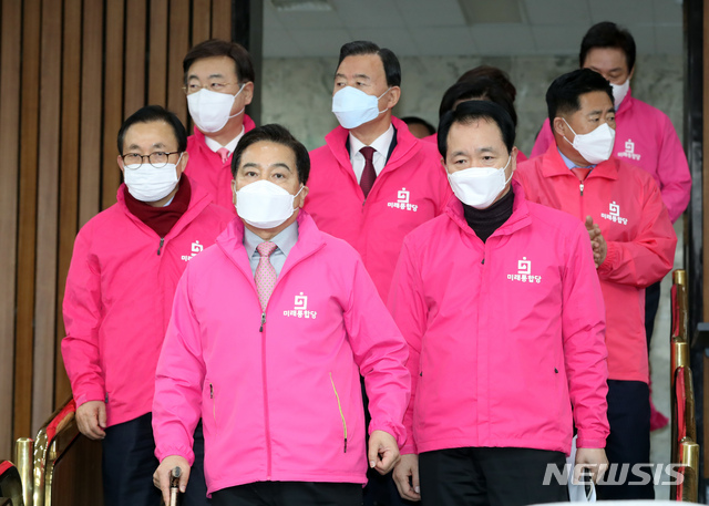 [서울=뉴시스] 고승민 기자 = 심재철 미래통합당 원내대표 등 원내지도부가 6일 서울 여의도 국회에서 열린 당 원내대책회의에 참석하고 있다. 2020.03.06. kkssmm99@newsis.com