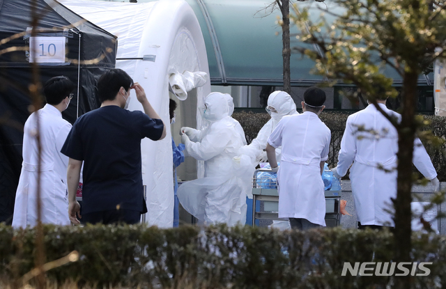 [성남=뉴시스]최진석 기자 = 6일 오전 간호사, 간호조무사, 입원 환자 등 8명이 신종 코로나바이러스 감염증(코로나19) 확진 판정을 받은 경기 성남 분당제생병원 선별진료소에서 의료진들이 검체 채취를 위해 준비하고 있다. 2020.03.06.myjs@newsis.com