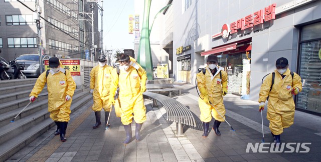[서울=뉴시스]6일 오전 서울 동작구 노량진1동 방역 소독단이 신종 코로나바이러스 감염증(코로나19) 확산 방지를 위해 공시생들이 밀집해 있는 노량진 학원가 및 고시촌 일대 방역작업을 하고 있다. (사진=동작구 제공) 2020.03.06.photo@newsis.com