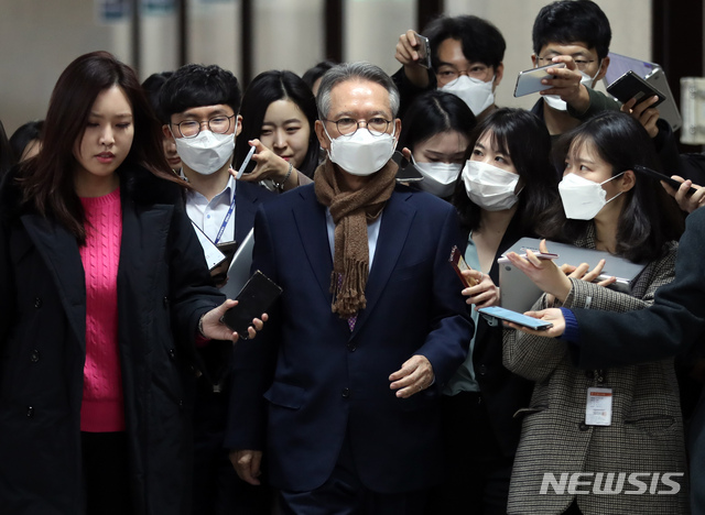 [서울=뉴시스] 고승민 기자 = 김형오 미래통합당 공관위원장이 6일 서울 여의도 국회에서 열린 공천관리위원회의에 참석하며 취재진 질문을 받고 있다. 2020.03.06. kkssmm99@newsis.com