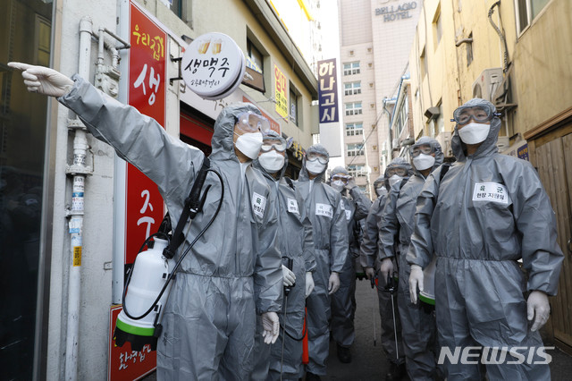 [서울=뉴시스] 박민석 기자 = 국군 장병들이 6일 오전 서울 은평구 불광동 일대에서 신종 코로나바이러스 감염증(코로나19) 확산 방지를 위해 방역 작업을 하기 위해 구역을 나누고 있다. 2020.03.06. mspark@newsis.com