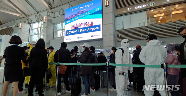 [인천공항=뉴시스]홍찬선 기자 = 6일 오전 인천공항 제1여객터미널 법무부 출입국·외국인청 앞에서 신종 코로나바이러스 감염증(코로나 19)의 확산으로 국내에서 체류중이던 불법 체류자들이 본국으로 돌아가기 위해 긴 줄을 서고 있다. 2020.03.06. mania@newsis.com