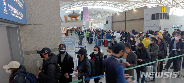 [인천공항=뉴시스]홍찬선 기자 = 지난 6일 오전 인천공항 제1여객터미널 법무부 출입국·외국인청 앞에서 신종 코로나바이러스 감염증(코로나 19)의 확산으로 국내에서 체류중이던 불법 체류자들이 본국으로 돌아가기 위해 긴 줄을 서고 있다. 2020.03.06. mania@newsis.com