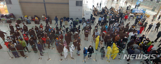 [인천공항=뉴시스]홍찬선 기자 = 6일 오전 인천공항 제1여객터미널 법무부 출입국·외국인청 앞에서 신종 코로나바이러스 감염증(코로나 19)의 확산으로 국내에서 체류중이던 불법 체류자들이 본국으로 돌아가기 위해 긴 줄을 서고 있다. 2020.03.06.  mania@newsis.com