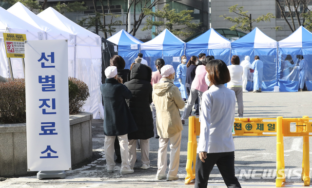 [성남 =뉴시스]최진석 기자 = 6일 오전 간호사, 간호조무사, 입원 환자 등 8명이 신종 코로나바이러스 감염증(코로나19) 확진 판정을 받아 외래진료가 중단된 경기 성남 분당제생병원 선별진로소에 의료진과 병원 관계자들이 검체 채취를 위해 줄지어 기다리고 있다. 2020.03.06.myjs@newsis.com