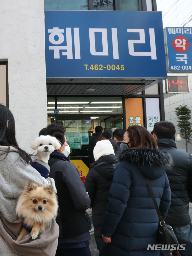 [인천=뉴시스] 이종철 기자 = 6일 오전 인천시 남동구의 한 약국에서 시민이 강아지를 데리고 공적 마스크 2매를 구입하기 위해 줄을 서고 있다. 2020.03.06.   jc4321@newsis.com