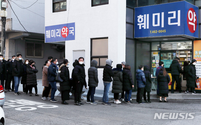 [인천=뉴시스] 이종철 기자 = 6일 오전 인천시 남동구의 한 약국에서 시민들이 2매만 구입 가능한 공적 마스크를 사기위해 줄을 서고 있다. 2020.03.06.&nbsp; jc4321@newsis.com