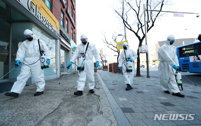 [서울=뉴시스] 이영환 기자 = 육군 수도방위사령부(수방사) 장병들이 6일 오전 서울 강남구 신사동 일대에서 신종 코로나바이러스 감염증(코로나19) 예방을 위한 방역작업을 실시하고 있다. 2020.03.06.   20hwan@newsis.com