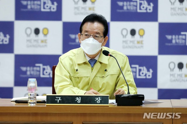 [서울=뉴시스]정순균 강남구청장이 6일 서울 강남구청에서 신종 코로나바이러스 감염증(코로나19) 대책 회의를 하고 있다. (사진=강남구 제공) 2020.03.06.photo@newsis.com