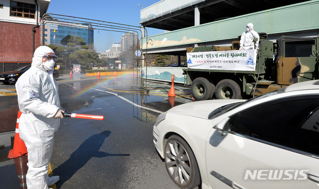 [대구=뉴시스] 이무열 기자 = 6일 오전 육군 제2작전사령부 소속 19화생방대대 장병들이 대구 중구 경북대학교병원 정문에서 신종 코로나바이러스 감염증(코로나19) 확산을 막기 위해 방역작전을 펼치고 있다. 2020.03.06.&nbsp; lmy@newsis.com