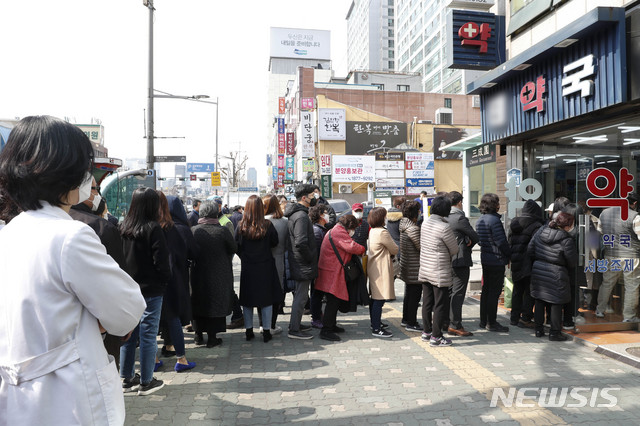 [서울=뉴시스] 박민석 기자 = 시민들이 6일 오후 서울 종로구에 위치한 한 약국에서 공적 마스크를 구입하기 위해 줄을 서 있다. 2020.03.06. mspark@newsis.com