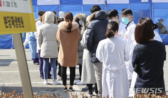 [성남 =뉴시스]최진석 기자 = 6일 오전 간호사, 간호조무사, 입원 환자 등 8명이 신종 코로나바이러스 감염증(코로나19) 확진 판정을 받아 외래진료가 중단된 경기 성남 분당제생병원 선별진료소에서 의료진들이 검체 검사를 위해 줄지어 대기하고 있다. 2020.03.06.myjs@newsis.com