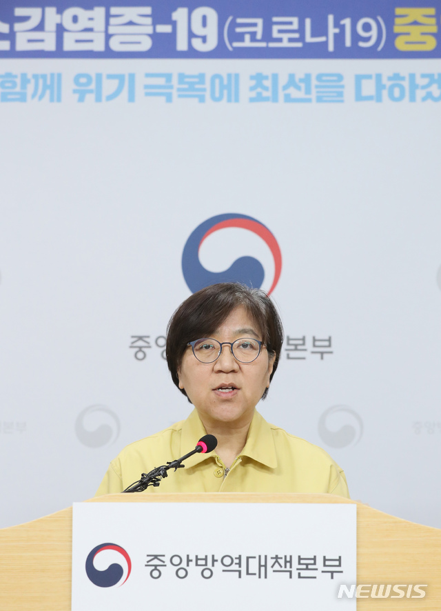 [청주=뉴시스]강종민 기자 = 정은경 중앙방역대책본부장(질병관리본부장)이 6일 오후 충북 청주 질병관리본부에서 신종 코로나바이러스 감염증(코로나19) 국내 발생 현황에 대해 브리핑하고 있다. 2020.03.06.&nbsp; ppkjm@newsis.com