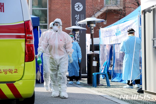 [서울=뉴시스]성동구(구청장 정원오)는 신종 코로나바이러스 감염증(코로나19) 선별진료소를 확대 운영한다고 6일 밝혔다. 사진은 이날 성동구 보건소에 위치한 선별진료소 모습. (사진=성동구 제공) 2020.03.06. photo@newsis.com