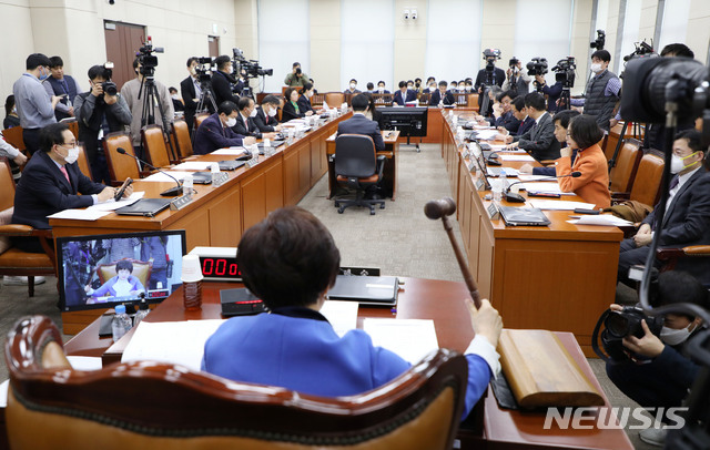 [서울=뉴시스] 김진아 기자 = 전혜숙 행정안전위원회 위원장이 6일 서울 여의도 국회에서 열린 행정안전위원회 제2차 전체회의에서 의사봉을 두드리고 있다. 2020.03.06.  bluesoda@newsis.com