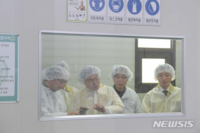 [평택=뉴시스]박영태 기자 = 문재인 대통령이 6일 경기도 평택의 마스크 제조공장인 우일씨앤텍을 방문해 생산 공정을 시찰하고 있다. 2020.03.06.since1999@newsis.com