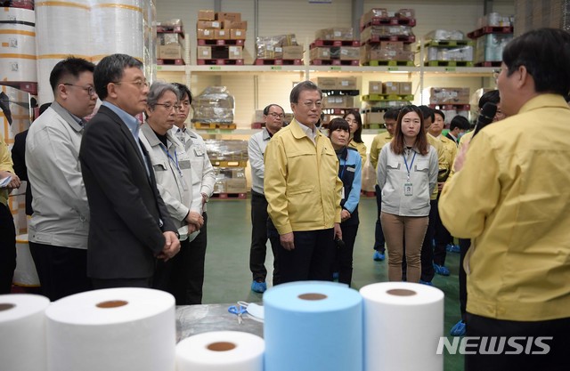 [평택=뉴시스]박영태 기자 = 문재인 대통령이 6일 경기도 평택의 마스크 제조공장인 우일씨앤텍을 방문해 원자재 창고를 시찰하고 있다. 2020.03.06.since1999@newsis.com
