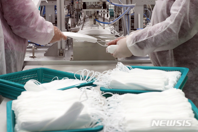 [평택=뉴시스] 지난 2020년 3월 6일 경기도 평택의 마스크 제조공장에서 마스크가 생산되는 모습 (사진=뉴시스 DB) 2020.03.06. photo@newsis.com