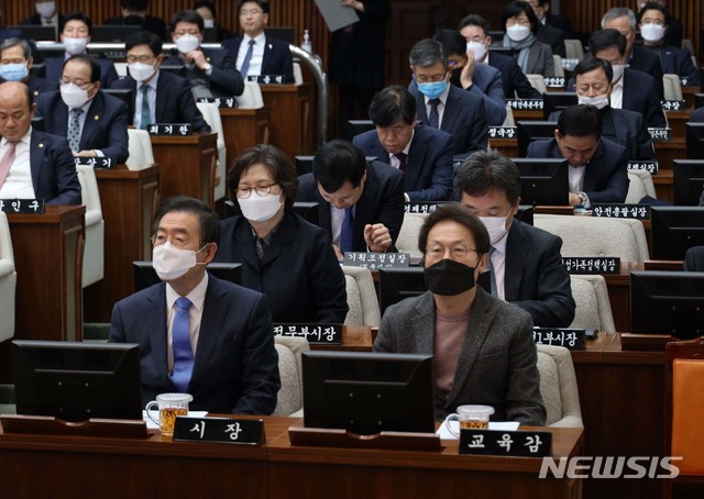 [서울=뉴시스]조희연 서울시교육감이 6일 오후 서울 중구 서울시의회 본회의장에서 열린 서울시의회 제291회 임시회 제2차 본회의에 참석하고 있다. (사진=서울시교육청 제공) 2020.03.06. photo@newsis.com