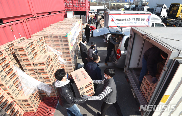[군포=뉴시스] 김종택 기자 = 신종 코로나바이러스 감염증(코로나19) 확산으로 어려움을 겪고 있는 서울.경기지역을 돕기 위한 식품계의 온정이 이어지고 있는 가운데 6일 오후 경기 군포시 부곡동 물류센타에서 사회복지시설 관계자들이 농심 등 기업체에서 지원받은 구호물품을 차량에 싣고 있다.물품은 쌀국수와 생수 등으로 구성됐으며 (사)희망을 나누는 사람들,사랑의 열매 등을 통해 자가격리자,취약계층에 전달될 예정이다. 2020.03.06.semail3778@naver.com