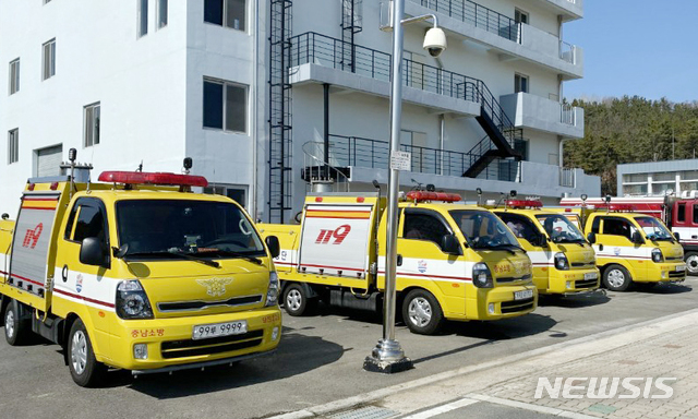 [서울=뉴시스]박미소 기자 = 소방청이 신종 코로나바이러스 감염증(코로나19) 방역을 위해 대구 지역에 화생방제독차를 투입한다고 밝힌 6일 대구 달성군 중앙119구조본부에 화생방제독차들이 집결되어 있다. (사진=소방청 제공) 2020.03.06. photo@newsis.com