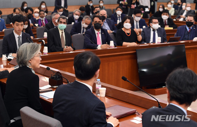 [서울=뉴시스] 조수정 기자 = 강경화 외교부 장관이 6일 오후 서울 종로구 외교부 청사 국제회의장에서 주한 외교단을 상대로 정부의 신종 코로나바이러스 감염증(코로나19) 방역 노력을 설명하고 있다. 2020.03.06.&nbsp; photo@newsis.com