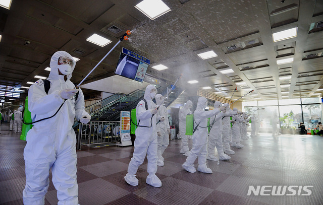 [대구=뉴시스] 이무열 기자 = 신종 코로나바이러스 감염증(코로나19) 확산을 막기 위해 육군 50사단 장병들이 6일 오후 대구국제공항 입국장에서 방역작전을 펼치고 있다. 2020.03.06. lmy@newsis.com
