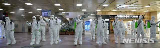 [대구=뉴시스] 이무열 기자 = 신종 코로나바이러스 감염증(코로나19) 확산을 막기 위해 육군 50사단 장병들이 6일 오후 대구국제공항 입국장에서 방역작전을 펼치고 있다. 2020.03.06.lmy@newsis.com