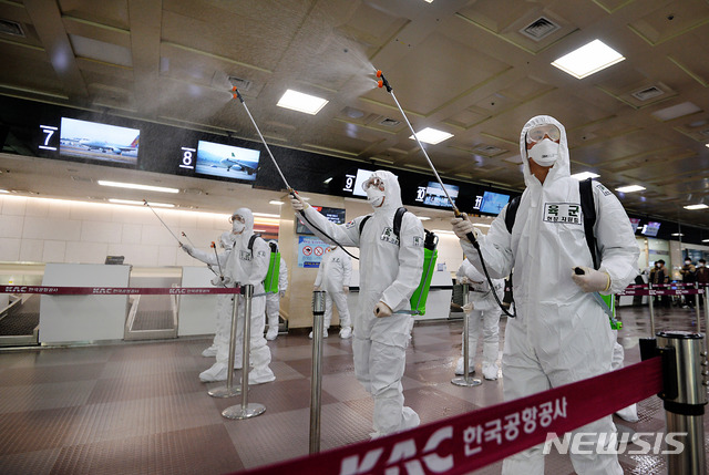 [대구=뉴시스] 이무열 기자 = 신종 코로나바이러스 감염증(코로나19) 확산을 막기 위해 육군 50사단 장병들이 6일 오후 대구국제공항 입국장에서 방역작전을 펼치고 있다. 2020.03.06.lmy@newsis.com