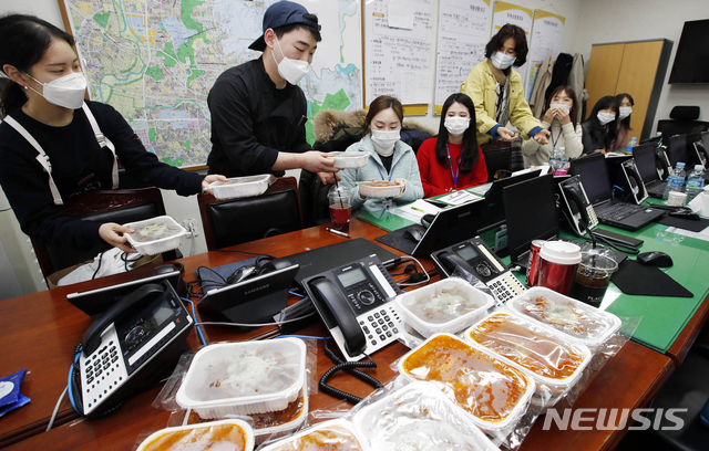 [광주=뉴시스] 신대희 기자 = 광주 북구 용봉동 정심 퓨전식당 박태건(27) 대표와 직원들이 6일 코로나19 위기 극복에 힘을 보태기 위해 북구보건소 선별진료소와 코로나19 민원전화상담실에 도시락 20인분을 전했다. (사진 = 광주 북구 제공) 2020.03.06. photo@newsis.com