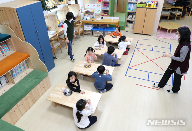 [서울=뉴시스]박미소 기자 = 신종 코로나 바이러스 감염증(코로나19)이 확산되는 가운데 6일 오전 서울 성동구 우리동네키움센터 성동1호점 스위첸아이꿈누리터에서 아이들이 마주보지 않고 떨어져 앉아 간식을 먹으며 사회적 거리두기를 실천하고 있다.(사진=성동구청 제공) 2020.03.06.&nbsp; photo@newsis.com