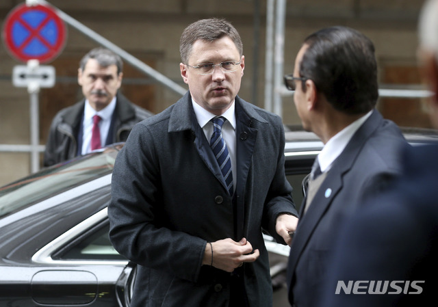 [빈=AP/뉴시스] 알렉산드르 노바크 러시아 에너지장관이 6일 오스트리아 빈에서 열린 석유수출국기구(OPEC)+ 회의에 참석하기 위해 도착해 차에서 내린 모습. 2020.03.09. 