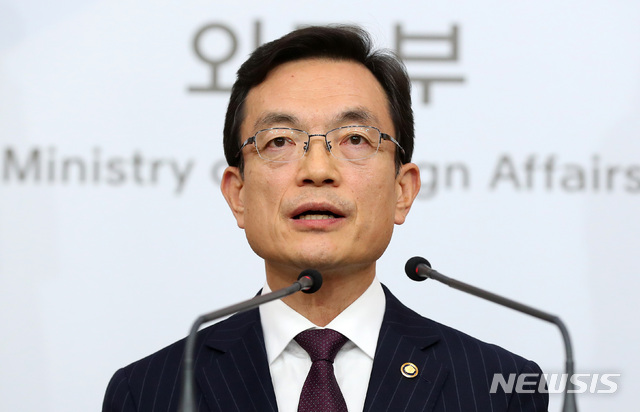 [서울=뉴시스]전신 기자 = 조세영 외교부 1차관이 6일 서울 종로구 외교부에서 일본이 신종 코로나바이러스 감염증(코로나19) 확산을 막기 위해 한국인에 대해 입국규제 강화 조치를 취한 것과 관련해 우리 정부의 상응 조치를 발표하고 있다. 2020.03.06.&nbsp; photo1006@newsis.com