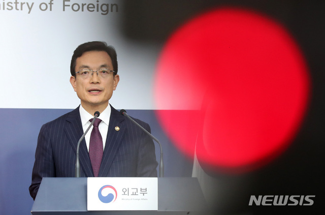 [서울=뉴시스]전신 기자 = 조세영 외교부 1차관이 6일 서울 종로구 외교부에서 일본이 신종 코로나바이러스 감염증(코로나19) 확산을 막기 위해 한국인에 대해 입국규제 강화 조치를 취한 것과 관련해 우리 정부의 상응 조치를 발표하고 있다. 2020.03.06.&nbsp; photo1006@newsis.com