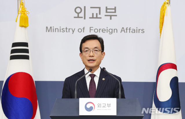 [서울=뉴시스]전신 기자 = 조세영 외교부 1차관이 6일 서울 종로구 외교부에서 일본이 신종 코로나바이러스 감염증(코로나19) 확산을 막기 위해 한국인에 대해 입국규제 강화 조치를 취한 것과 관련해 우리 정부의 상응 조치를 발표하고 있다. 2020.03.06.&nbsp; photo1006@newsis.com