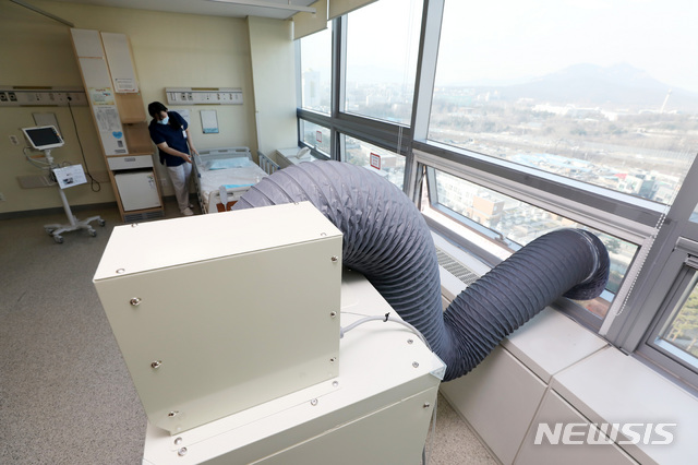 [서울=뉴시스]전신 기자 = 6일 신종 코로나바이러스 감염증(코로나19) 전담병원인 서울 중랑구 서울의료원 일반 병실에 음압 장비가 설치돼 있다. 2020.03.09.&nbsp; photo1006@newsis.com