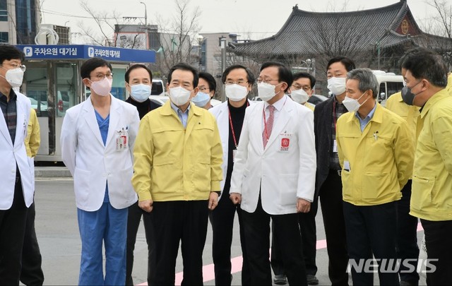 [서울=뉴시스] 정세균 국무총리가 7일 오후 대구 칠곡경북대병원을 방문해 드라이브 스루 이동형 선별진료소를 점검하고 있다. (사진=총리실 제공) 2020.03.07. photo@newsis.com