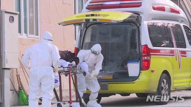  [봉화=뉴시스] 김진호 기자 = 119구급대원들이 6일 봉화 푸른요양원 확진자들을 전문병원 등으로 이송하고 있다. (사진=봉화군 제공) 2020.03.07&nbsp; photo@newsis.com 