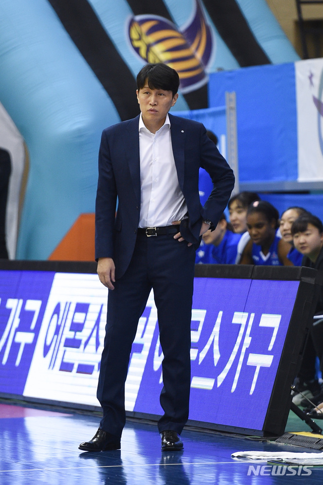 [서울=뉴시스]위성우 우리은행 감독 (사진 = WKBL 제공)